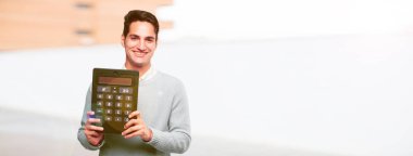 bir hesap makinesi ile genç tabaklanmış yakışıklı