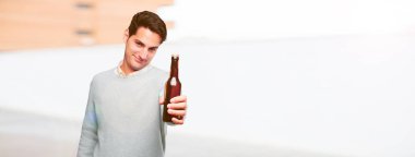 bir bira olan genç tabaklanmış yakışıklı
