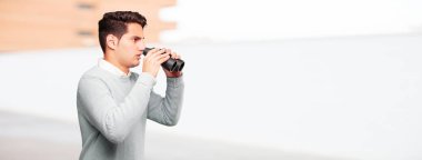 dürbün ile genç tabaklanmış yakışıklı