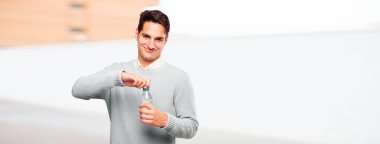 Genç tabaklanmış yakışıklı su şişesi