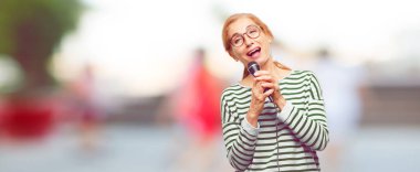 bir mikrofon ile üst düzey güzel kadın