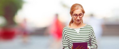 bir değmek perde tablet ile üst düzey güzel kadın