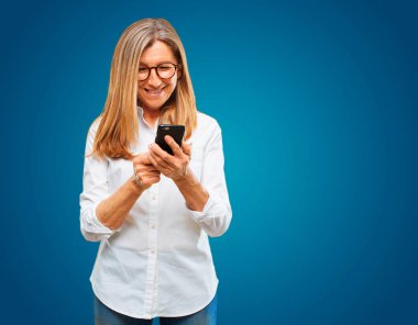 güzel kadınla üst düzey akıllı dokunmatik ekran telefon