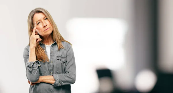 Mulher Bonita Sênior Concentrando Duro Uma Ideia Com Olhar Distante — Fotografia de Stock