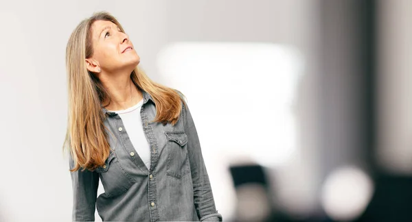 Senior Schöne Frau Lächelt Und Schaut Nach Oben Und Seitwärts — Stockfoto