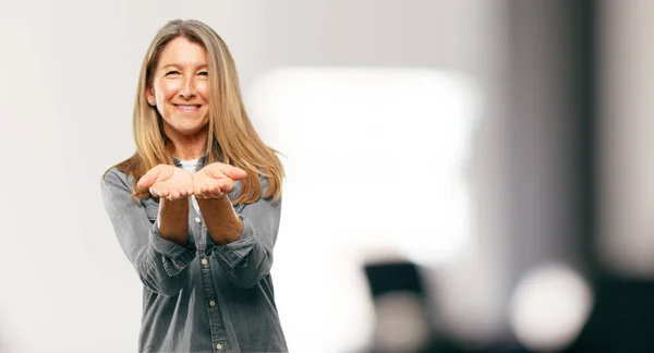 Anciana Hermosa Mujer Sonriendo Con Una Expresión Satisfecha Mostrando Objeto — Foto de Stock