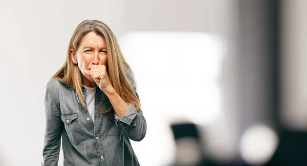 Mulher Bonita Sênior Tosse Sofrendo Uma Doença Inverno Como Resfriado — Fotografia de Stock