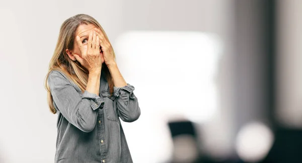 Mujer Hermosa Mayor Con Una Expresión Asustada Asustada Cubriendo Los — Foto de Stock