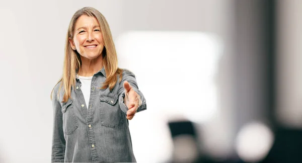 Mujer Hermosa Senior Con Una Expresión Sonriente Confiada Orgullosa Satisfecha —  Fotos de Stock