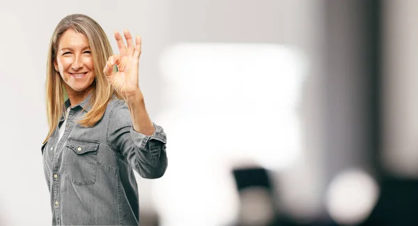 Äldre Vacker Kvinna Att Göra Okej Eller Okej Gest Gillande — Stockfoto