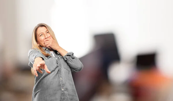 Hermosa Mujer Mayor Riendo Duro Algo Hilarante Apuntando Hacia Mientras — Foto de Stock