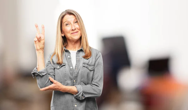 Mulher Sênior Bonita Com Uma Expressão Orgulhosa Feliz Confiante Sorrindo — Fotografia de Stock