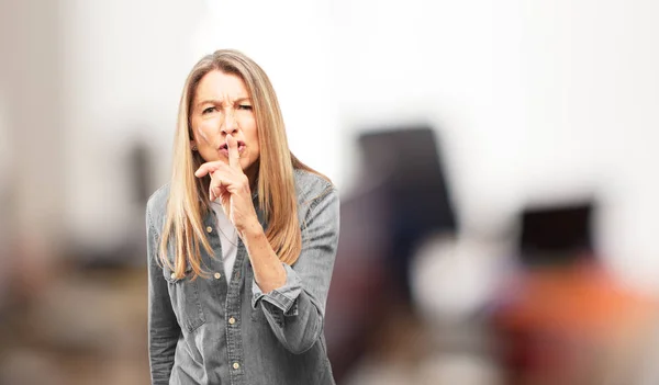 Mulher Sênior Bonita Gesticulando Manter Silêncio Com Mão Silenciando Você — Fotografia de Stock