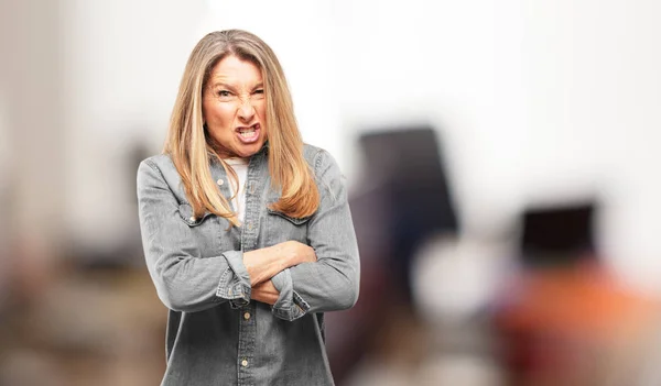 Bella Donna Anziana Guardando Arrabbiato Infelice Frustrato Gesticolando Furiosamente Con — Foto Stock