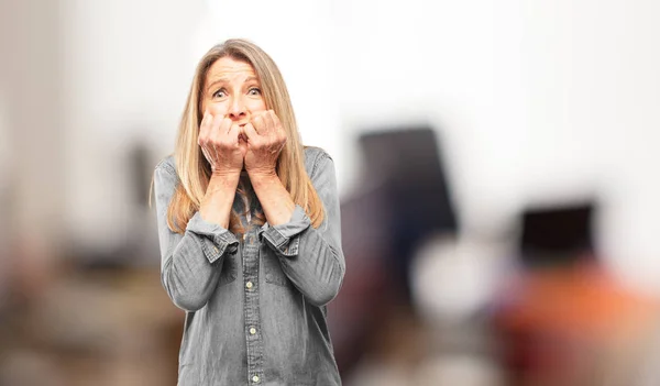 Bella Donna Anziana Che Sembra Spaventata Spaventata Inorridita Urlando Nel — Foto Stock