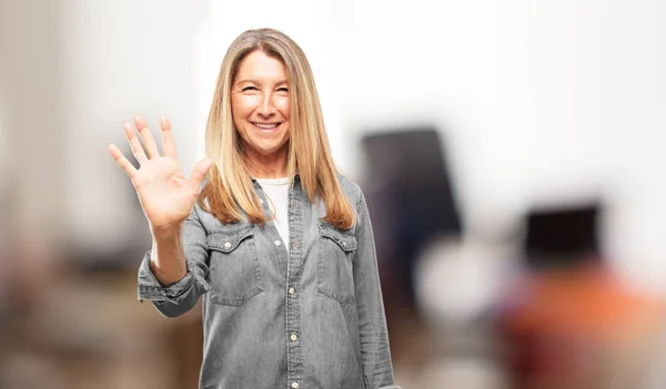 Schöne Seniorin Lächelnd Und Zufrieden Und Glücklich Aussehend Nummer Fünf — Stockfoto