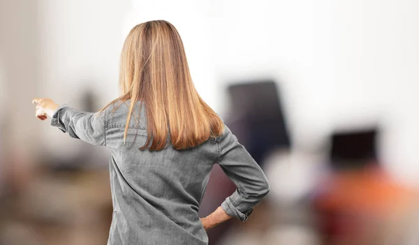 Bella Donna Anziana Vista Posteriore Mano Fianco Che Punta Con — Foto Stock