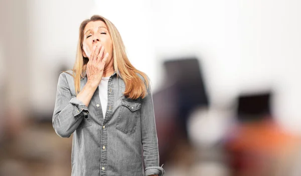 Hermosa Mujer Mayor Pareciendo Poco Entusiasta Aburrida Escuchando Algo Aburrido — Foto de Stock