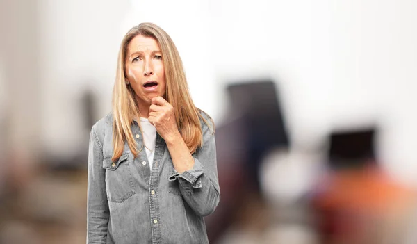 Beautiful Senior Woman Goofy Dumb Silly Look Feeling Shocked Confused — Stock Photo, Image