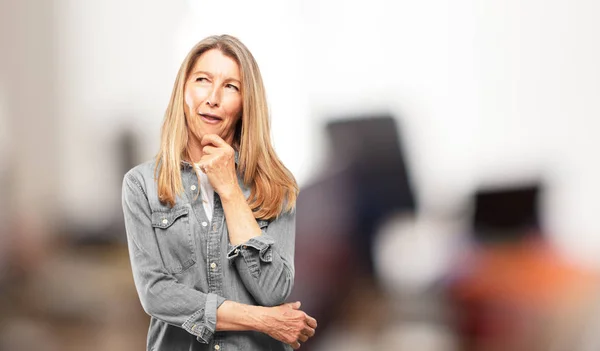 Mujer Mayor Hermosa Con Una Mirada Tonta Tonta Tonta Sintiéndose — Foto de Stock