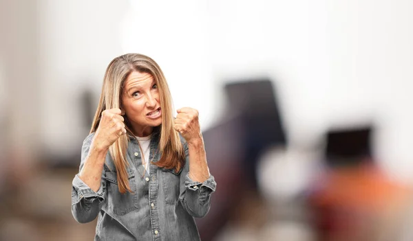 Mujer Mayor Hermosa Con Una Pose Enojada Agresiva Amenazante Lista — Foto de Stock