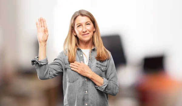 Hermosa Mujer Mayor Sonriendo Con Confianza Mientras Hace Una Promesa —  Fotos de Stock