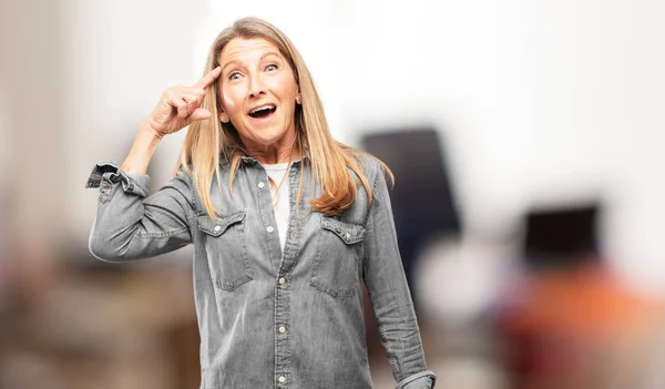 Hermosa Mujer Mayor Que Feliz Sorprendida Sonriendo Pensando Una Nueva — Foto de Stock