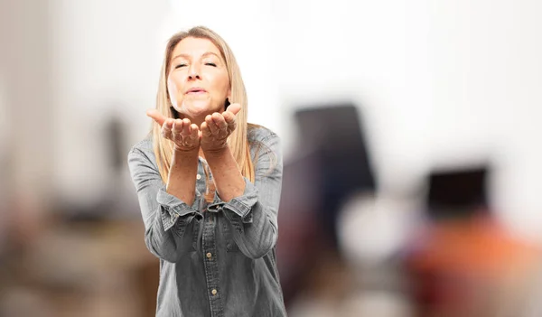 Schöne Seniorin Sendet Einen Fliegenden Wahren Liebeskuss Zeigt Sorgfalt Zärtlichkeit — Stockfoto