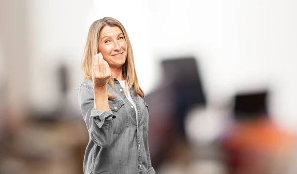 Hermosa Mujer Mayor Que Feliz Orgullosa Satisfecha Haciendo Gestos Efectivo — Foto de Stock