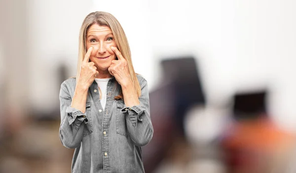 Schöne Seniorin Die Schaut Beobachtet Einen Gegenstand Auge Behält Oder — Stockfoto