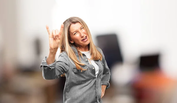 Hermosa Mujer Mayor Cantando Rock Bailando Gritando Haciendo Gestos Una — Foto de Stock