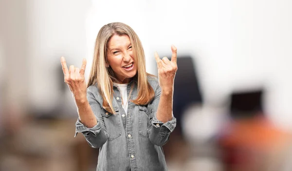 Hermosa Mujer Mayor Cantando Rock Bailando Gritando Haciendo Gestos Una — Foto de Stock