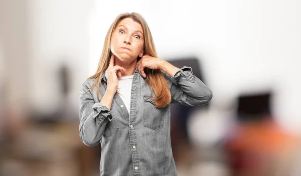 Mooie Senior Vrouw Met Een Gebaar Angstig Gestresst Nerveus Gevoel — Stockfoto