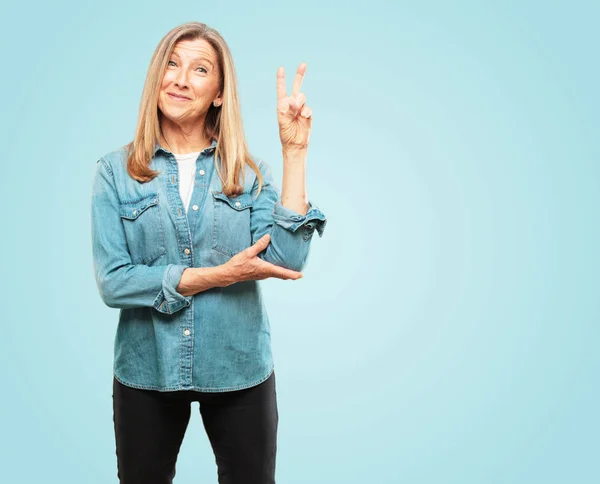 Hermosa Mujer Mayor Con Una Expresión Orgullosa Feliz Segura Sonriendo —  Fotos de Stock