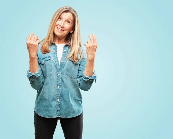 Schöne Seniorin Lächelt Mit Einem Stolzen Zufriedenen Und Glücklichen Blick — Stockfoto