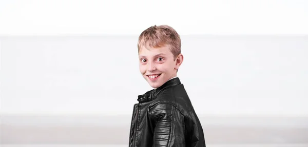Blonder Gutaussehender Junge Gestikuliert Ausdrucksstark Ganzkörpersicht — Stockfoto