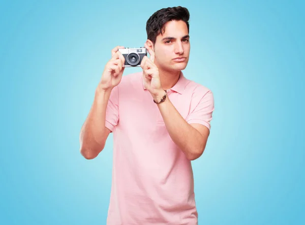 Joven Guapo Bronceado Hombre Con Vintage Cámara — Foto de Stock