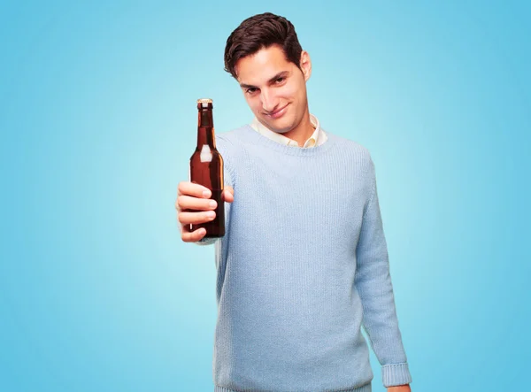 Jeune Beau Bronzé Homme Ayant Une Bière — Photo