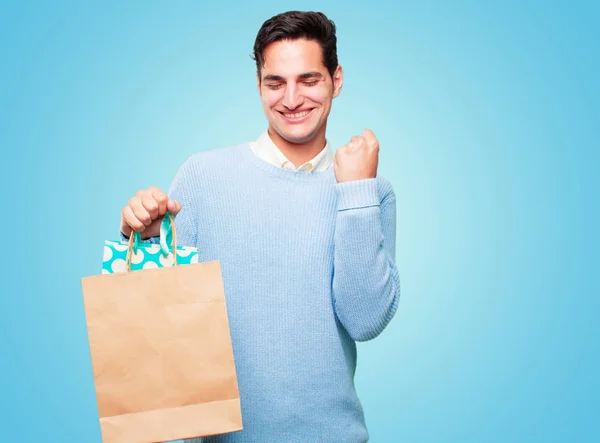 Junger Gut Gebräunter Mann Mit Einkaufstaschen — Stockfoto