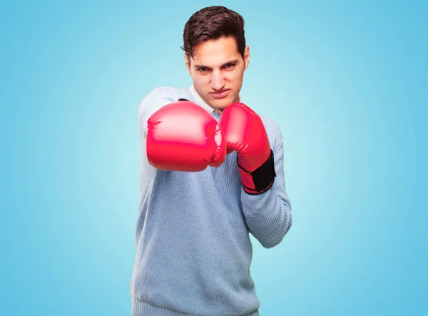 Joven Guapo Bronceado Hombre Usando Guantes Boxeo —  Fotos de Stock