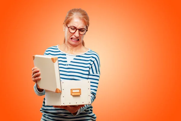 Senior Schöne Frau Mit Einem Vintage Box — Stockfoto