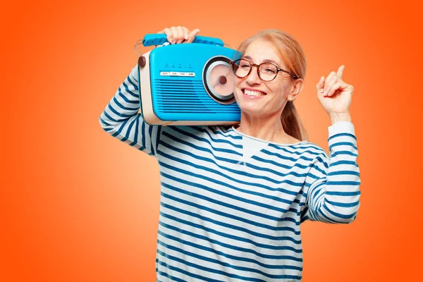 Mujer Hermosa Senior Con Una Radio Vintage —  Fotos de Stock