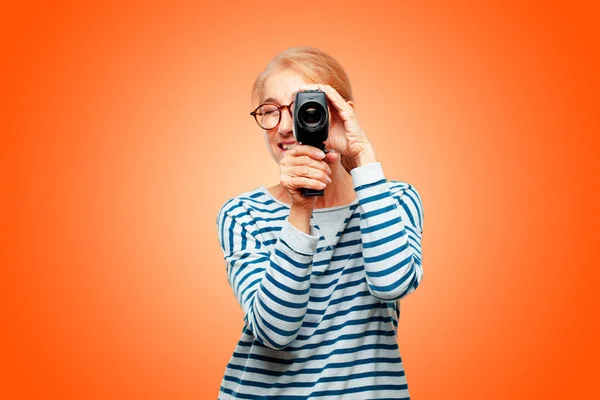 Mulher Bonita Sênior Com Uma Câmera Cinema Vintage — Fotografia de Stock