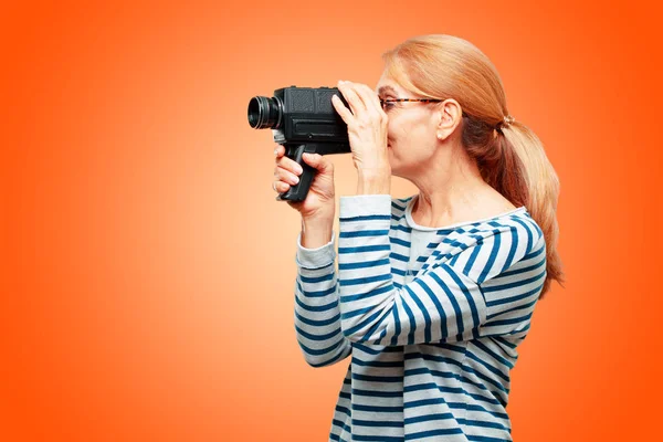 Mulher Bonita Sênior Com Uma Câmera Cinema Vintage — Fotografia de Stock