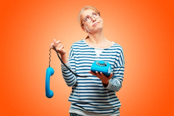 Äldre Vacker Kvinna Med Vintage Telefon — Stockfoto