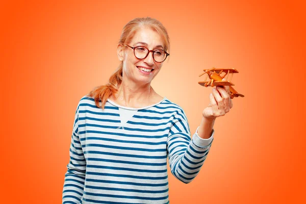 Senior Hermosa Mujer Con Avión Madera — Foto de Stock