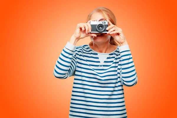 Mulher Bonita Sênior Com Uma Câmera Vintage — Fotografia de Stock