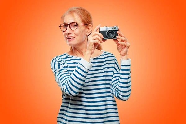 Senior Mooie Vrouw Met Een Vintage Camera — Stockfoto