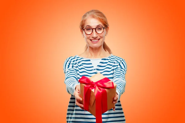 Mujer Hermosa Senior Con Concepto Caja Regalo —  Fotos de Stock