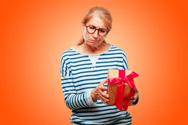 Mujer Hermosa Senior Con Concepto Caja Regalo —  Fotos de Stock